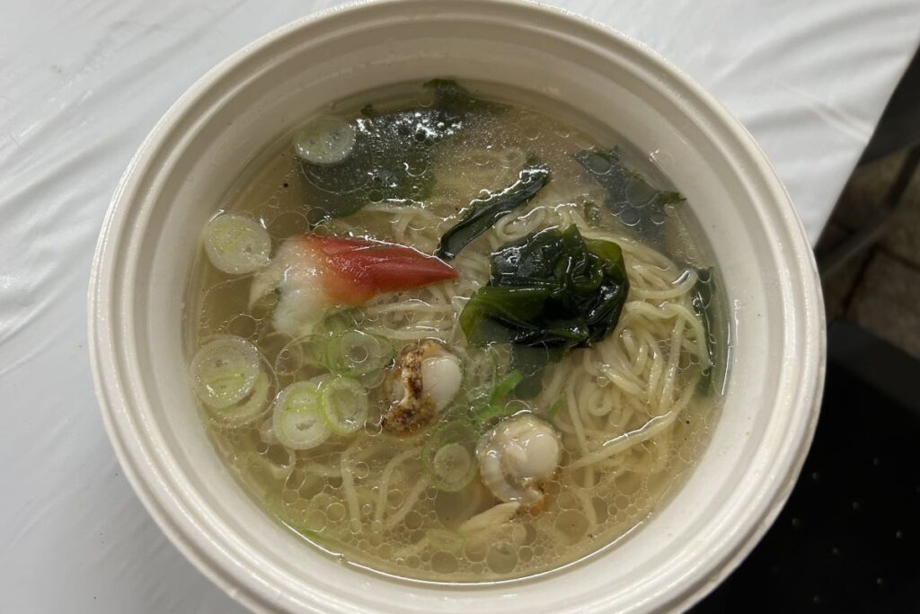 ホタテとホッキ、アサリのだしが香る「ラーメン極 本店」の「3種の貝の港町海鮮塩ラーメン」