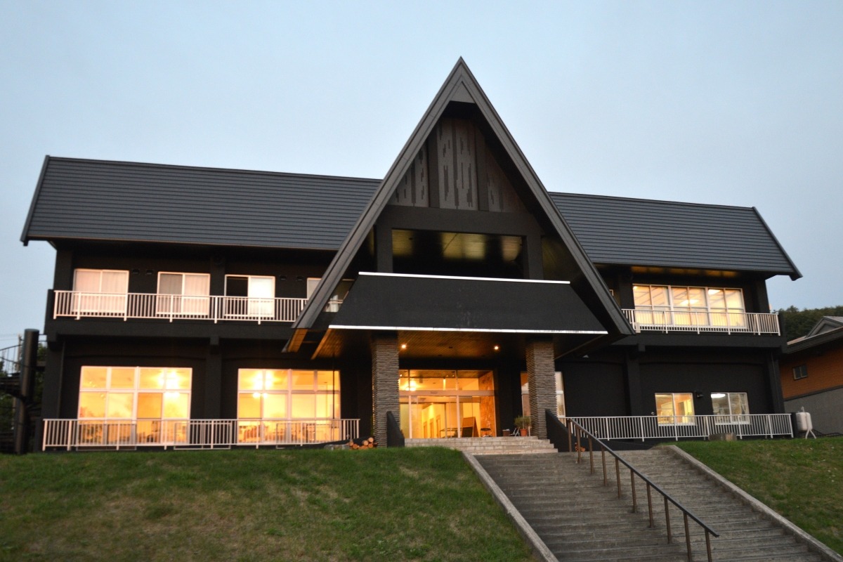 ウナベツ温泉　再出発＊旧自然休養村を大改装　10月６日プレ開業＊地場食材で料理／観光案内サポート＊運営する藤本さん＊「知床の魅力満喫を」