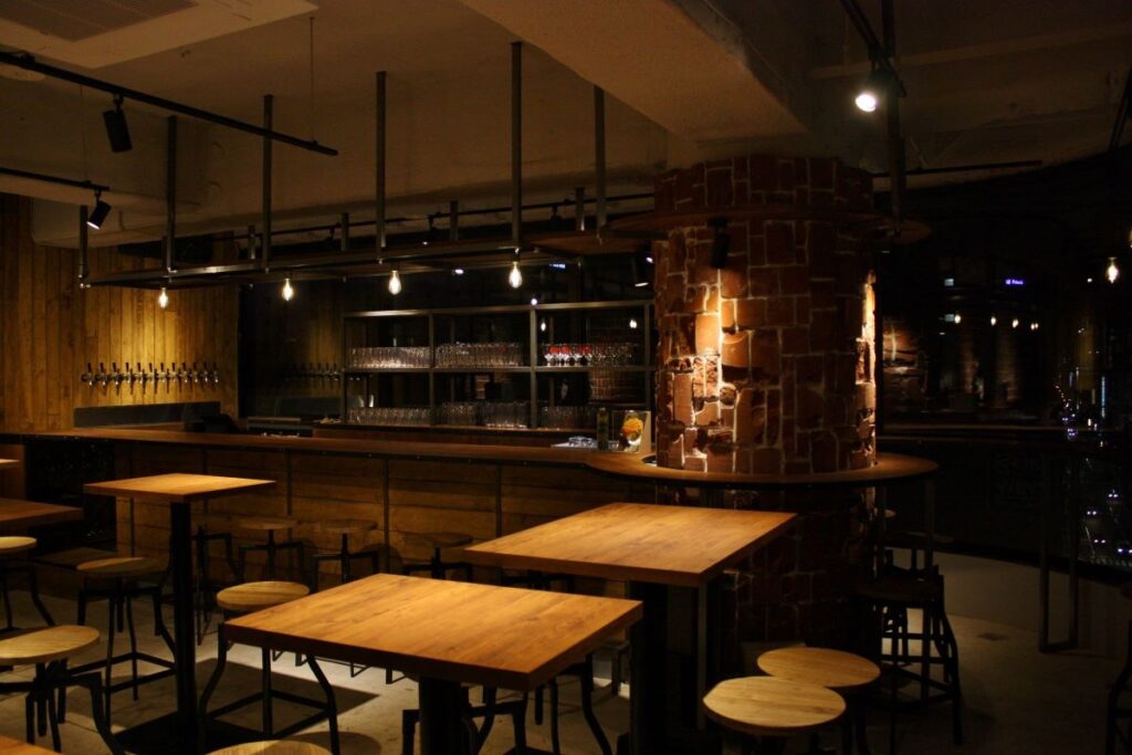 テーブル席も多く、くつろげます