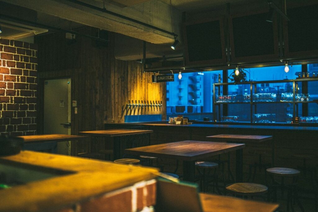 大きな窓から札幌の街の明かりを臨める店内