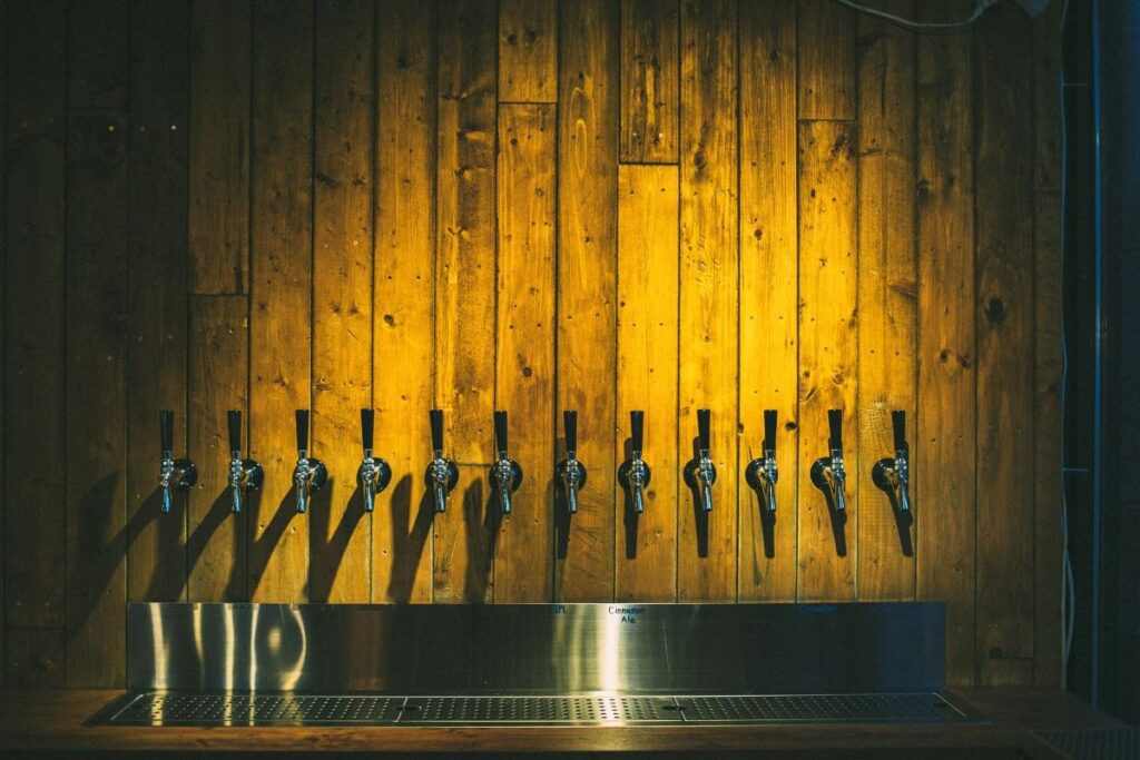 カウンターに座ると、タップが見えます