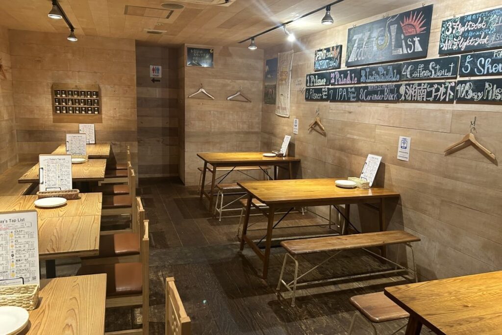 木目をベースにした明るい雰囲気の店内