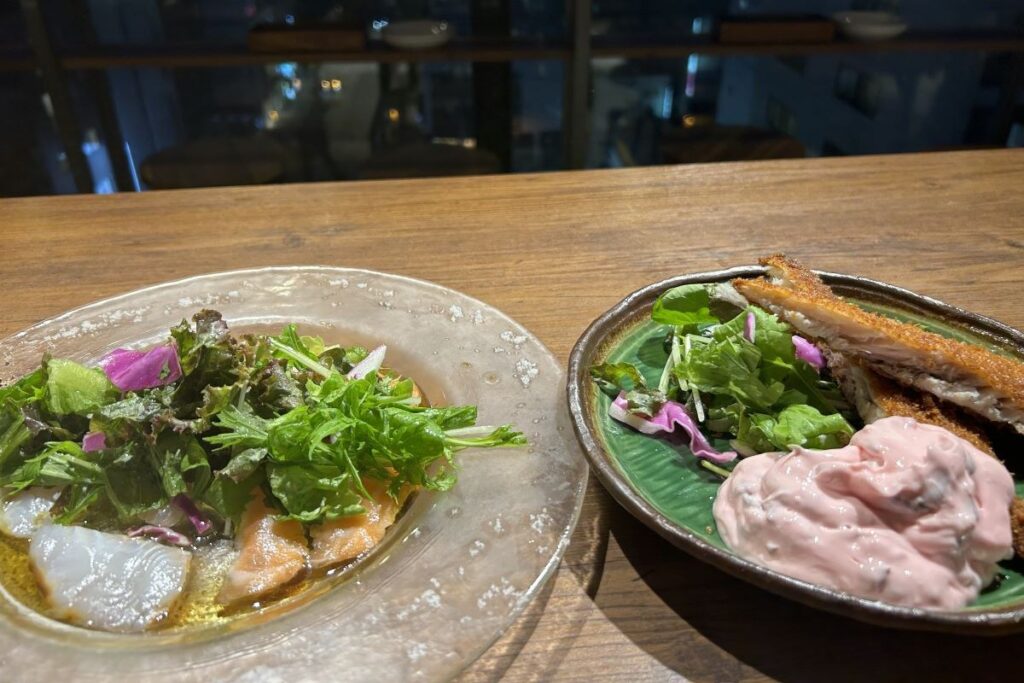 本日のカルパッチョ（左）と自家製アジフライ。添えられたタルタルソースは柴漬け入り