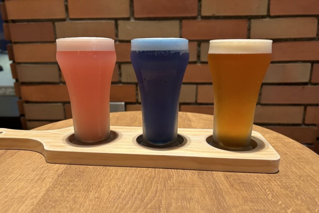 （左から）イチゴミルクシェイクＩＰＡ、ブルーヘイジＩＰＡ、NBイングリッシュペールエール