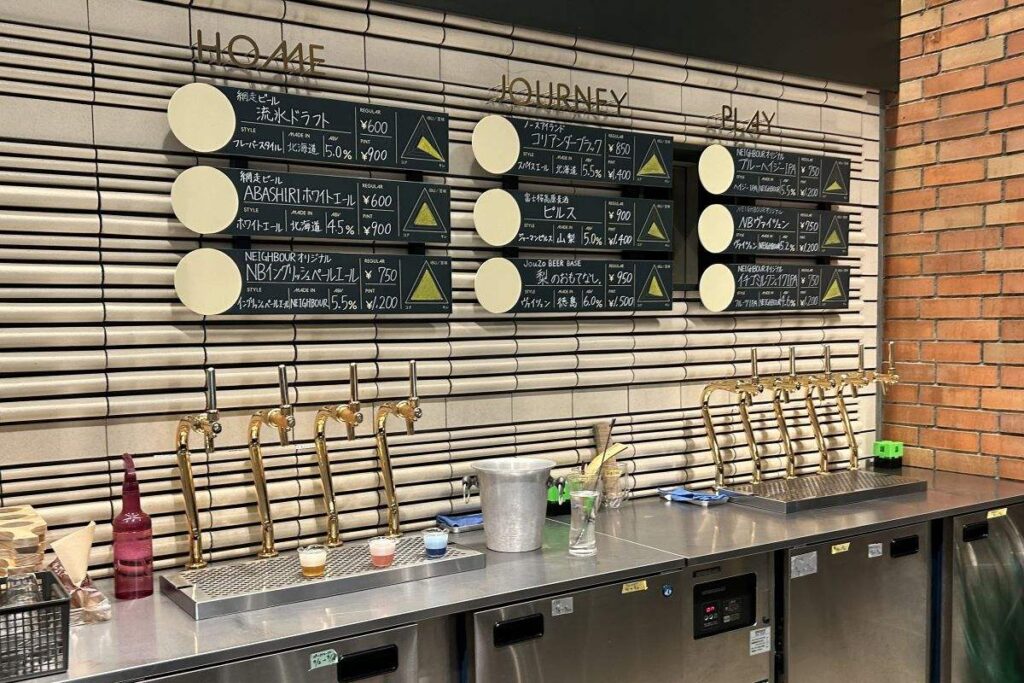 オリジナルを含め、常時9種類のクラフトビールを置き、それらを注ぐタップが並ぶ