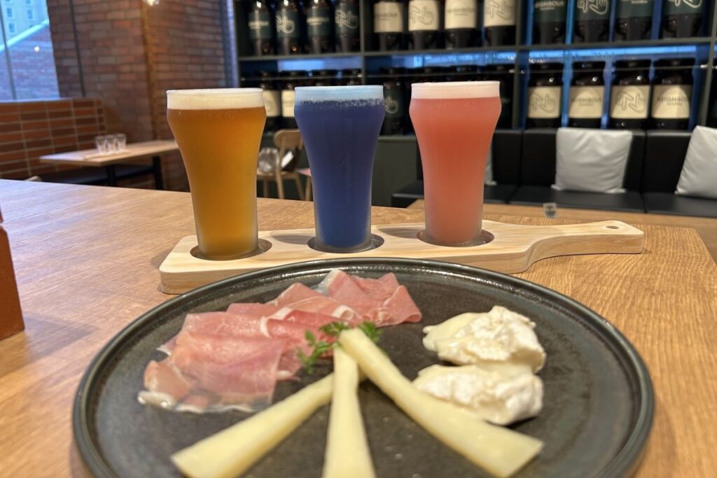 飲み比べセットとチーズとハモンセラーノの盛り合わせ