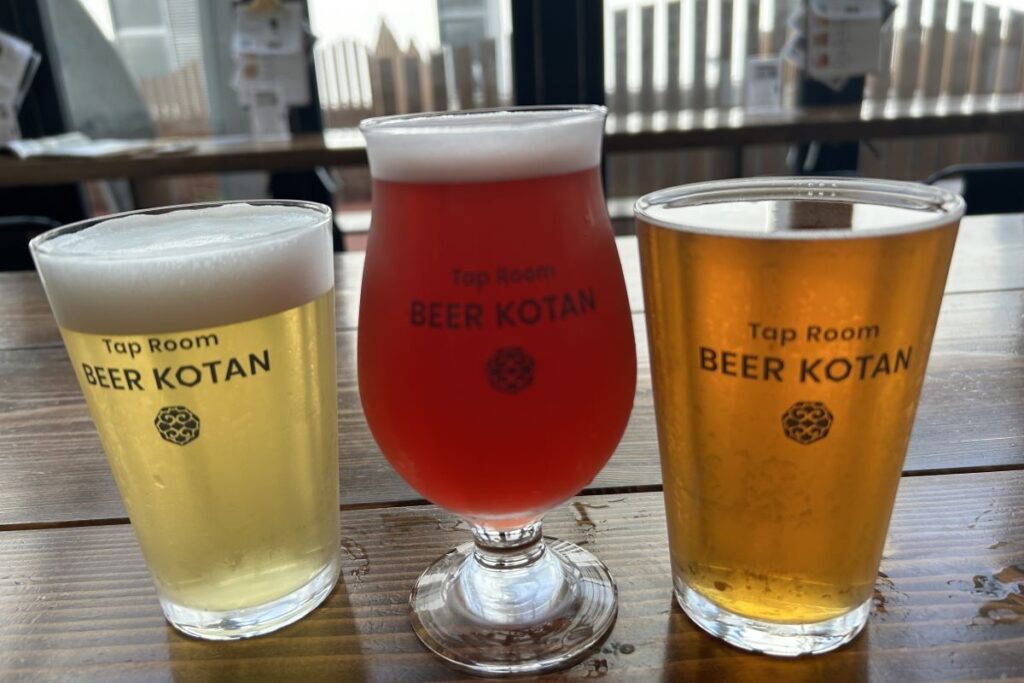 グラスに注がれた（左から）ウポポ、ハシカプ、ノンノ