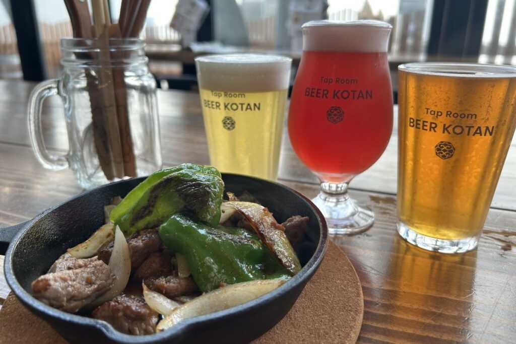 「Tap　Room　BEER　KOTAN」のフラッグシップ3種のビールと、ブルワリーのある上富良野町特産の豚肉料理