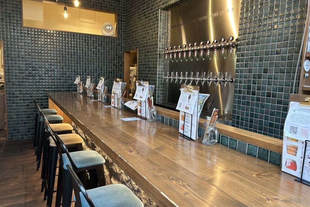 ピカピカのタップを眺められるカウンター席