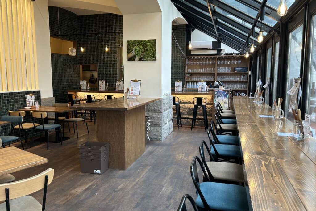 大きな窓があり、開放的な雰囲気の店内