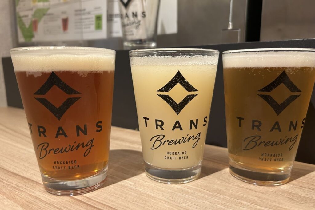 グラスに注がれた（左から）「Twist　and　Shout」「ライチの恋心」「TRANS　LEMON　ALE」