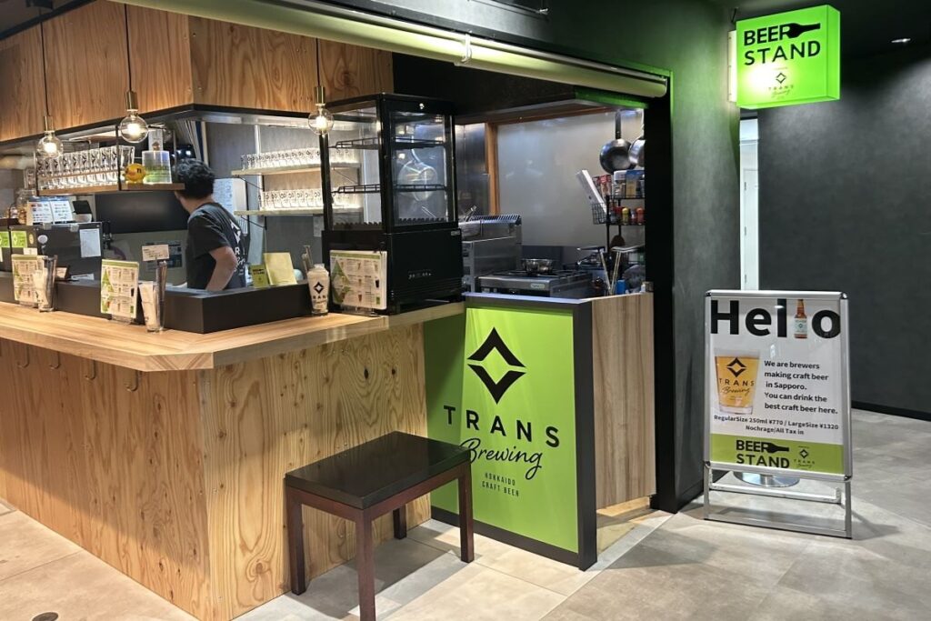 狸小路横丁の一角に店を構える「TRANS　BREWING　BEER　STAND」