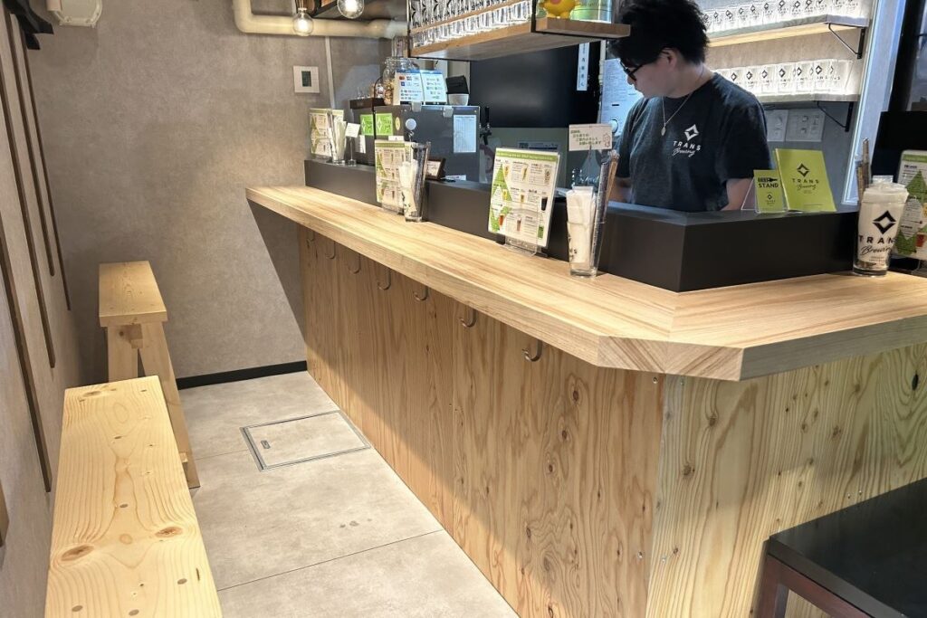 スタンディングながら、混んでいなければベンチも使える店内