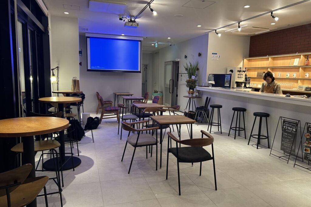 ホテル1階にリニューアルオープンした「よらさるSOSE」