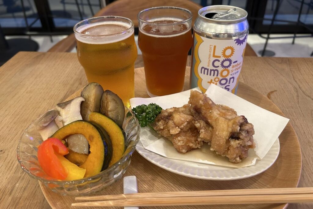 「甘辛たれザンギ」（右）と「季節の揚げ野菜ピクルス」