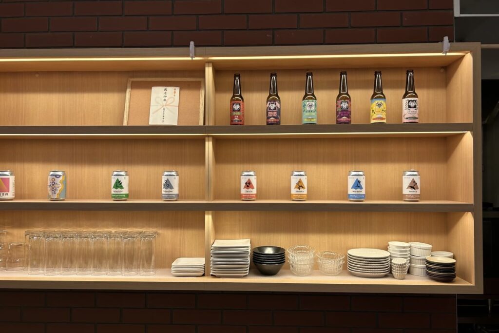 クラフトビールの缶が並ぶカウンターの棚