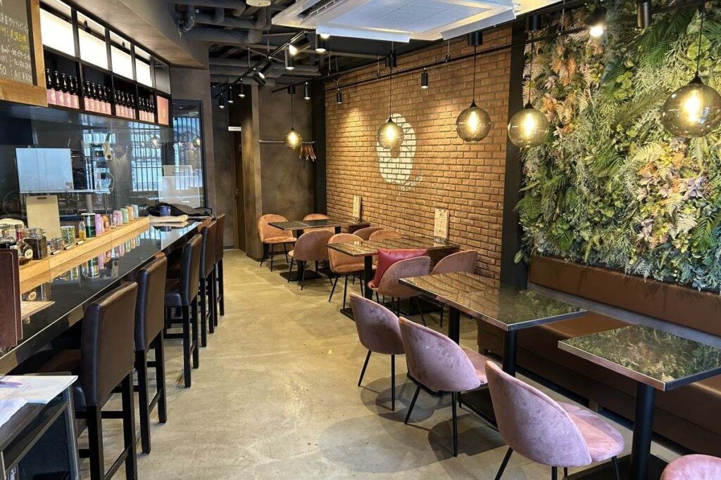 テーブル席とカウンターのある店内