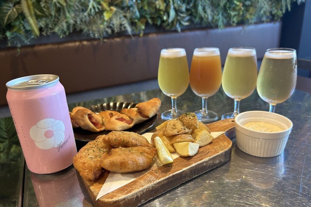 「自家製フィッシュ＆チップス」（手前）とビアパブでは珍しい自家製のベーコンエピ