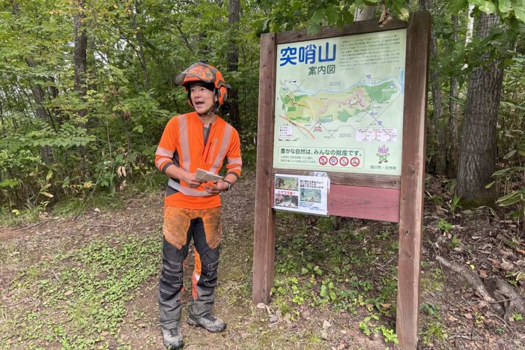 突哨山の入り口で山について説明する清水さん
