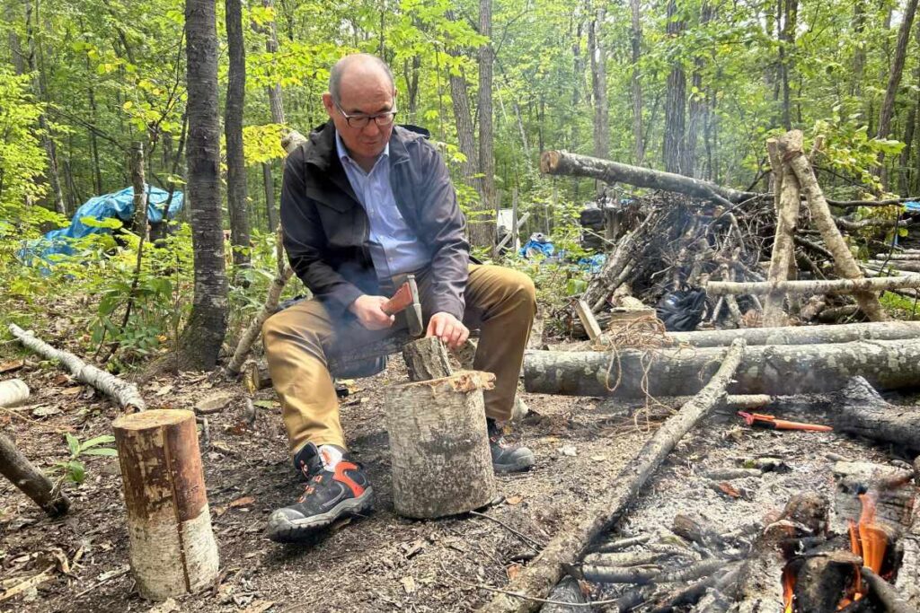 おので樹皮近くの「辺材」を取り除く参加者