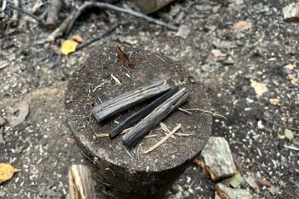 削ったミズナラをガスバーナーであぶり、完成した「ナラスティック」