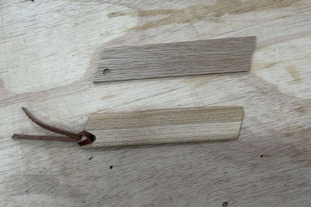 磨く前の木片(上)と磨いた後のしおり。この後、油脂を塗ります