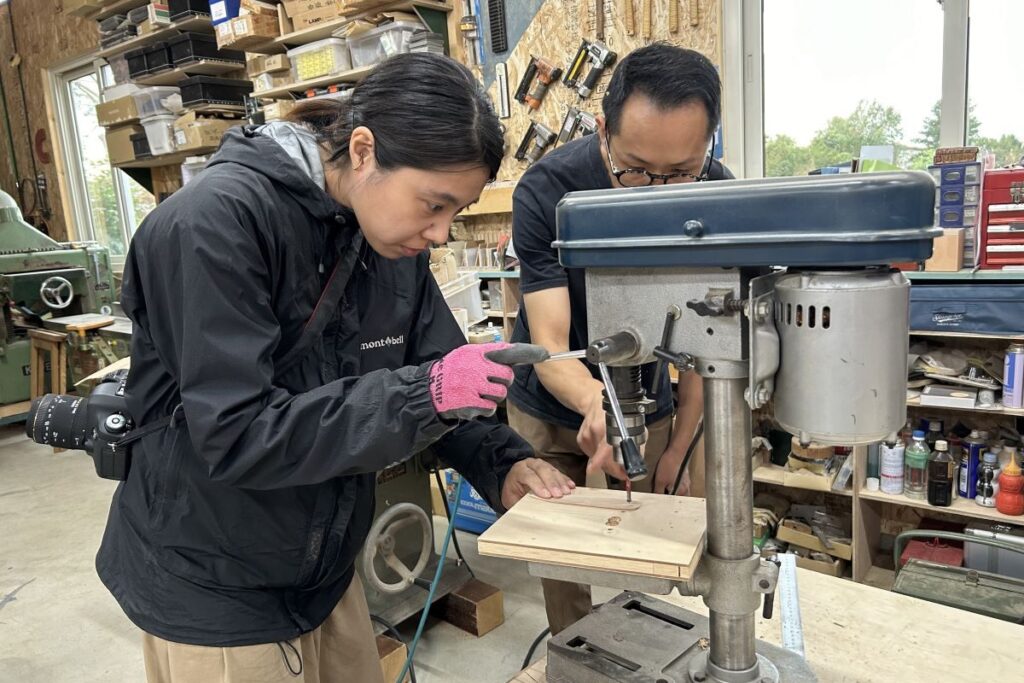 木のしおりに慎重に穴を開ける参加者