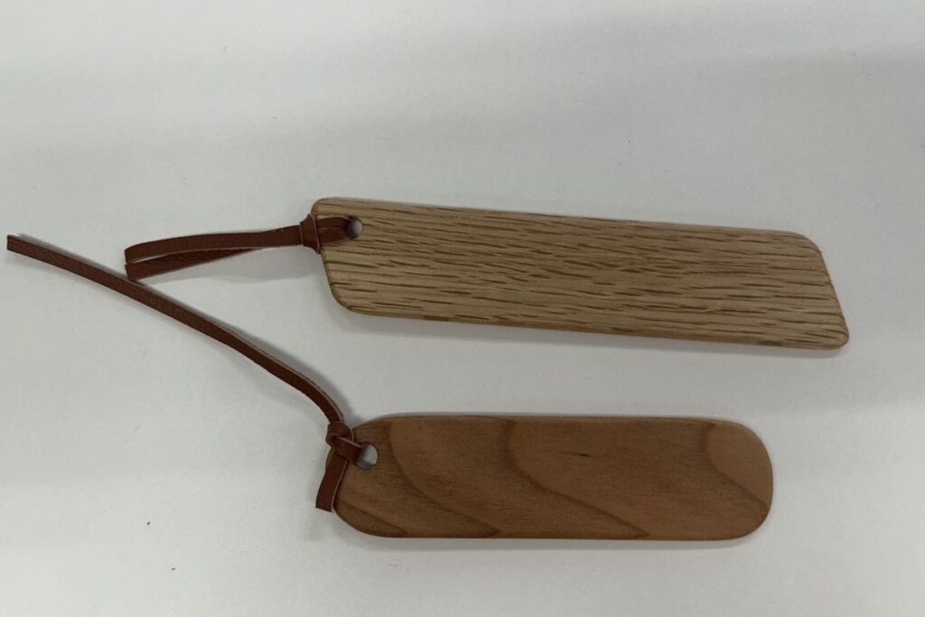 私が作った木のしおり。上がミズナラ、下がカツラ