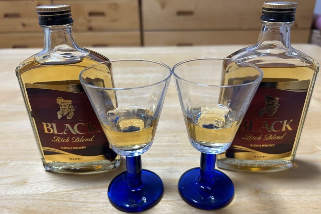 「ナラスティック」入りのウイスキー(左)と入れていないウイスキー。見た目の違いはありません