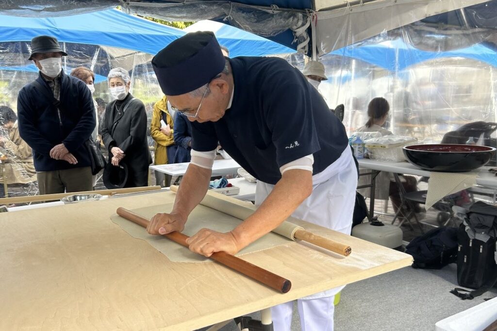 そば打ちの実演で四隅まできれいに生地をのしている様子