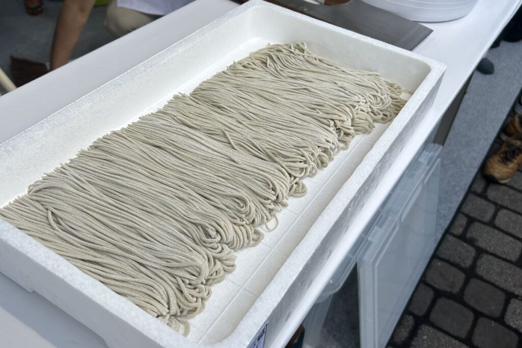 均一の太さにきれいに切りそろえられ、完成したそば