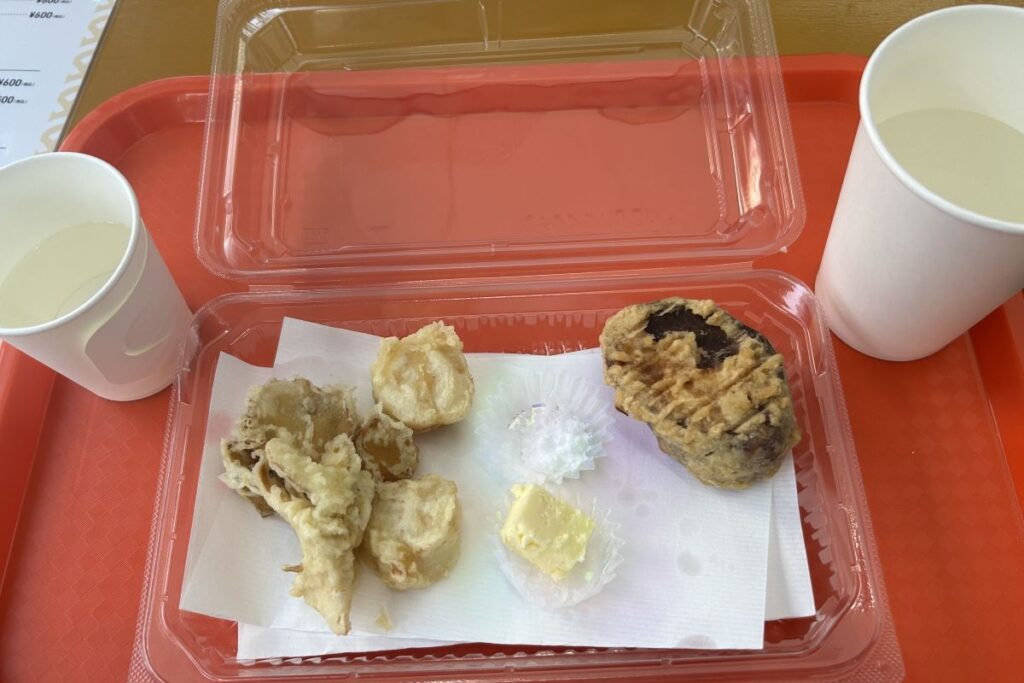 揚げたての天ぷら。左のコップは日本酒、右のコップはそば焼酎のお湯割り