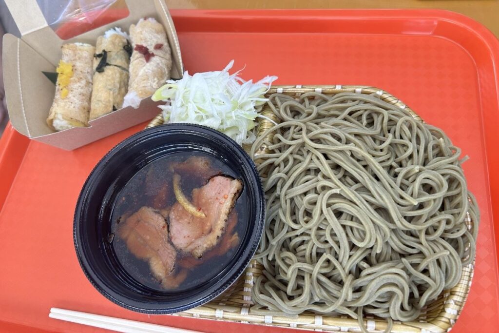 一休製麺の「低糖質ダッタンそば鴨せいろ」の「全部盛り」と札幌海鮮丸の「稲荷3種」