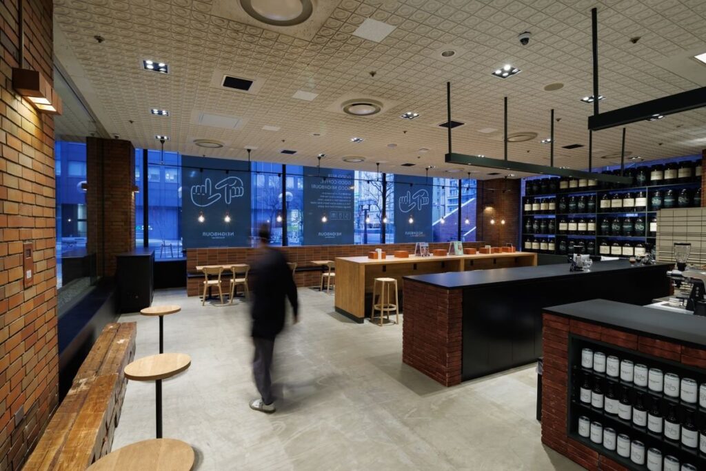 カウンターもテーブルもあり、広々とした店内