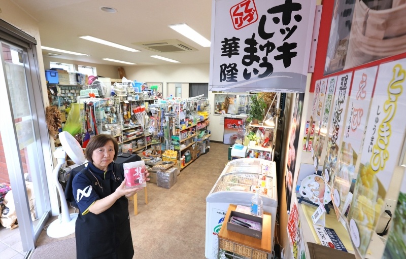 老舗金物店の一角で「華隆」のシューマイを販売する