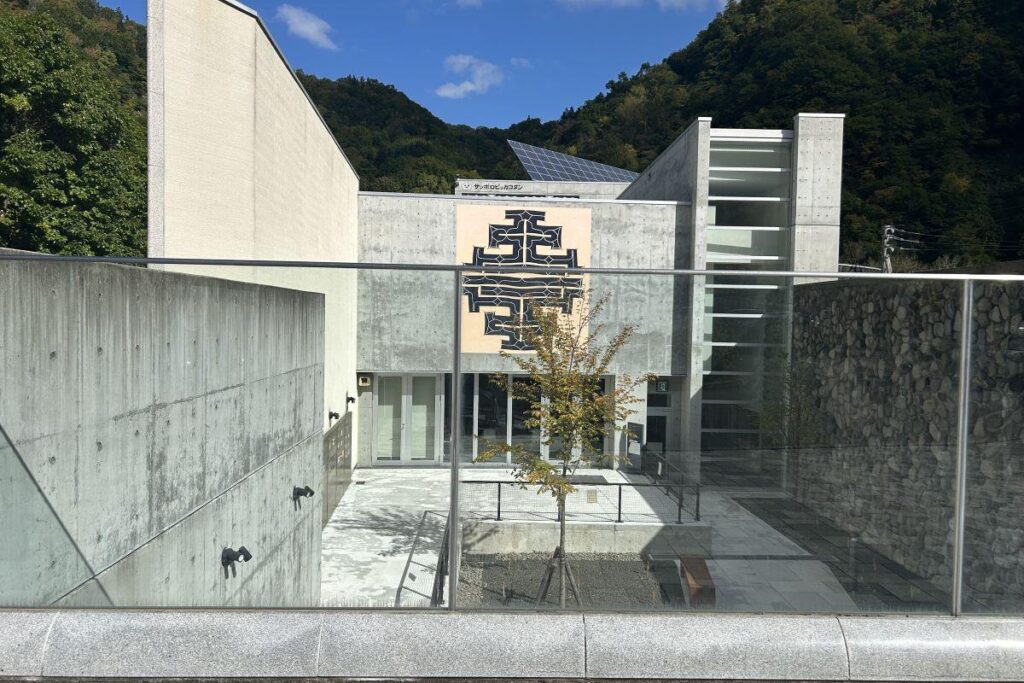 アイヌ民族の暮らしや歴史を学ぶことのできる「アイヌ文化交流センター ピリカコタン」