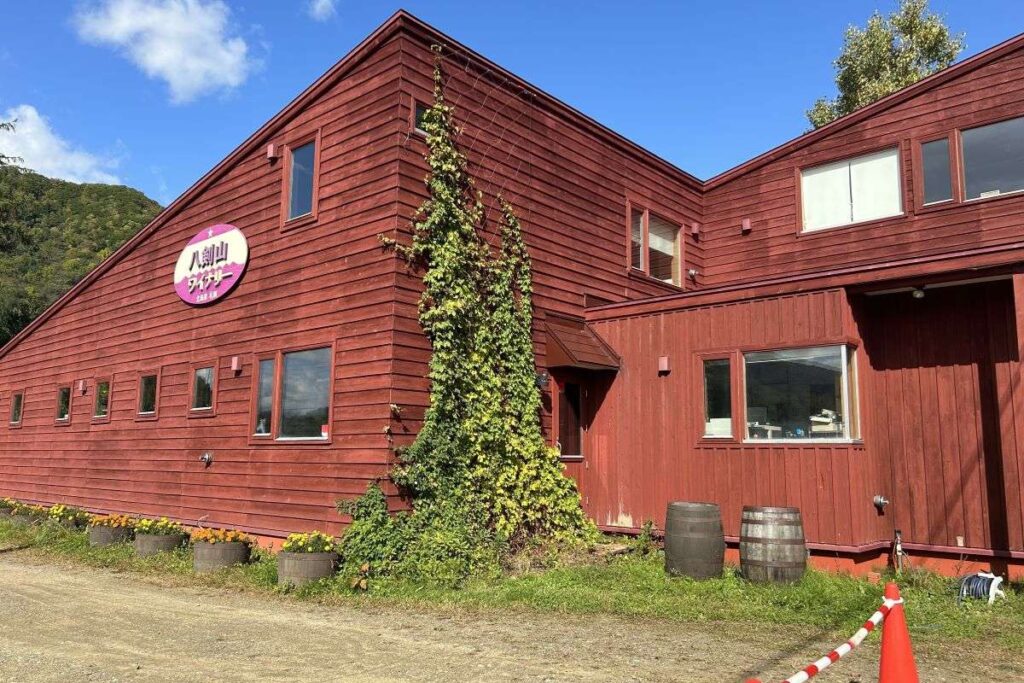 八剣山のふもとにある八剣山ワイナリー