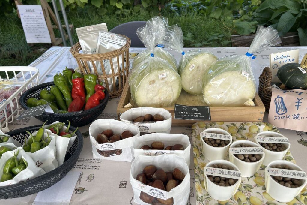 地域の農家の野菜や加工品を販売している八剣山あおぞら市