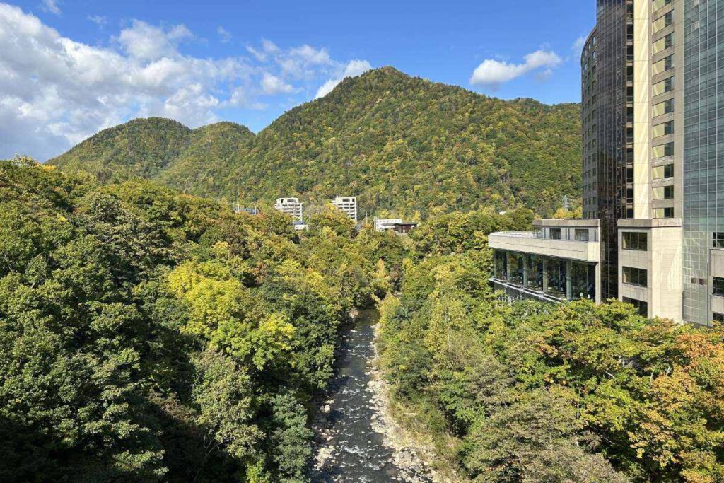 黄色く色づいた下流側