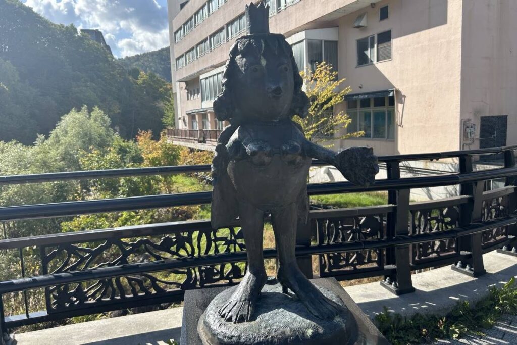 温泉街のあちこちに置かれているかっぱの像
