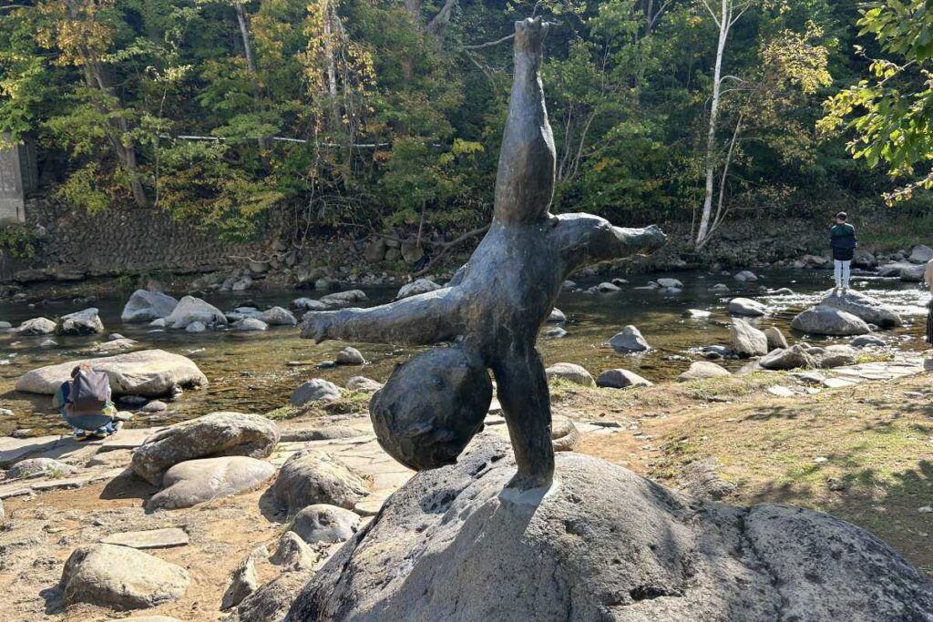 水辺にも置かれているかっぱの像