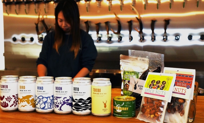 醸造所併設の直売所に並ぶ缶ビールや道東各地の特産品