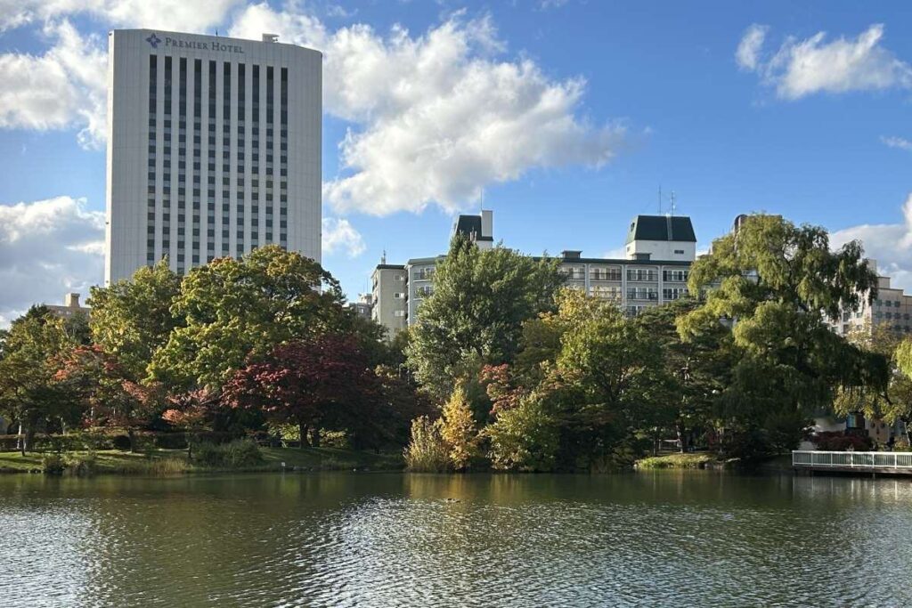 プレミアホテル中島公園札幌を望んだ先の紅葉