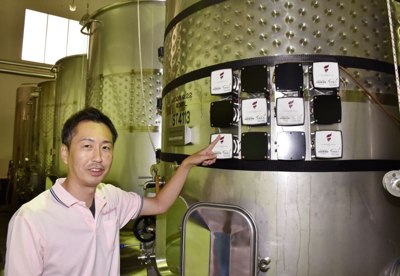 オンキヨーの振動装置を備えた２基目のタンクを前に意気込みを語る菅川さん