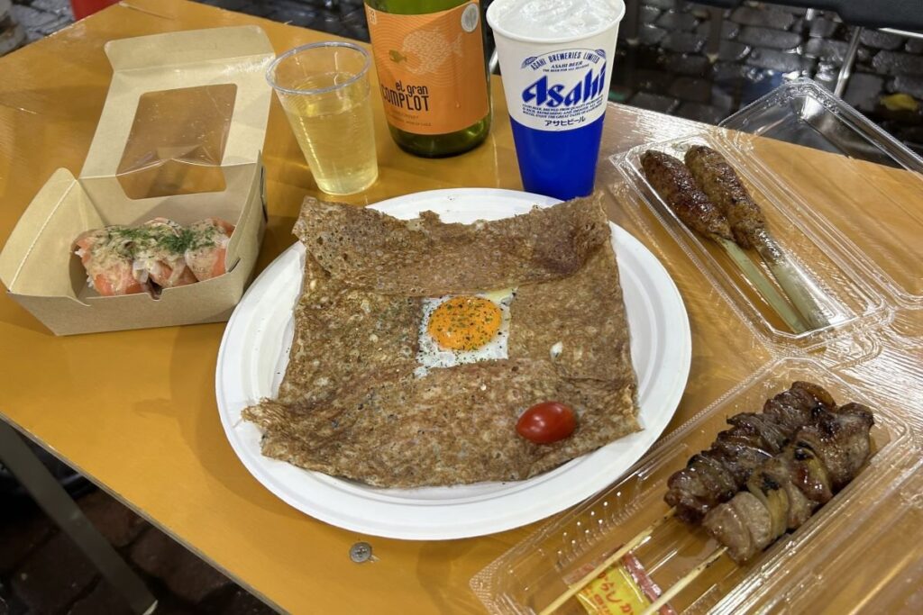 そば以外のフードブースから調達したつまみで、「そば前」を楽しみます