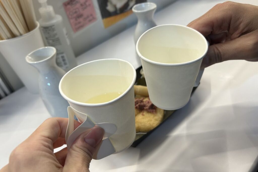 紙コップに注がれたお酒での乾杯