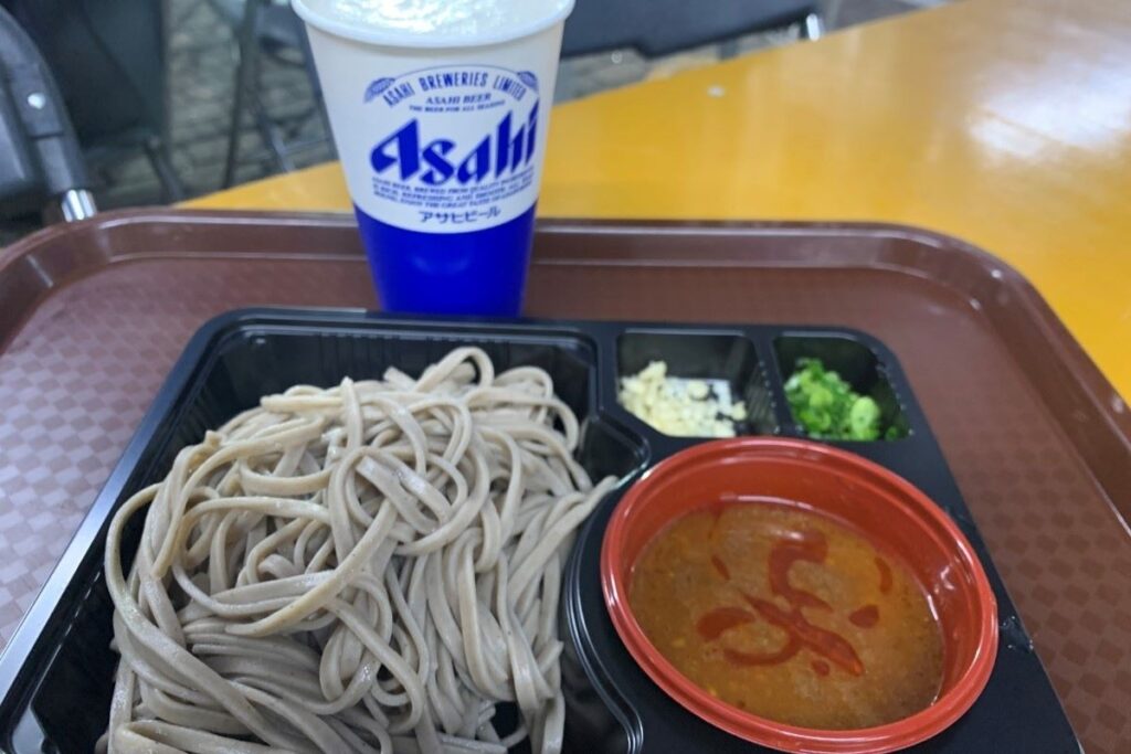 つけ汁にラー油をプラスした「蕎麦さとやま」の「スパイスカレー南蛮　さとやま活火山　せいろ」