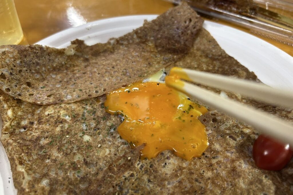 半熟の黄身を潰してとろーり。これがガレットのソースになります