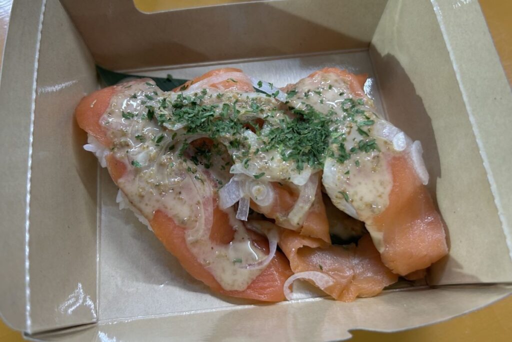 王子スモークサーモン握りは、タマネギスライスと一緒にさっぱりと