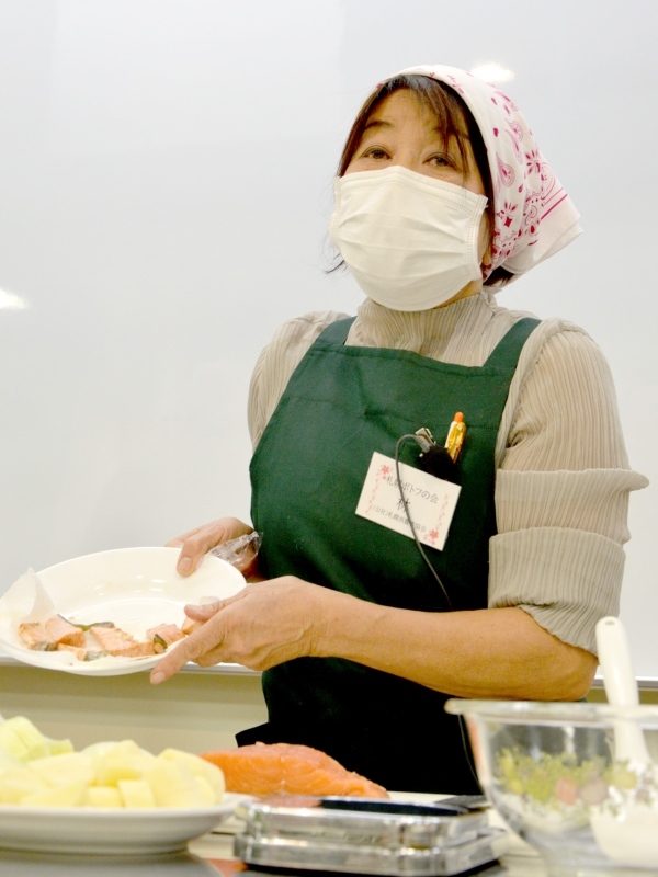 秋サケの調理法を教える林典子さん
